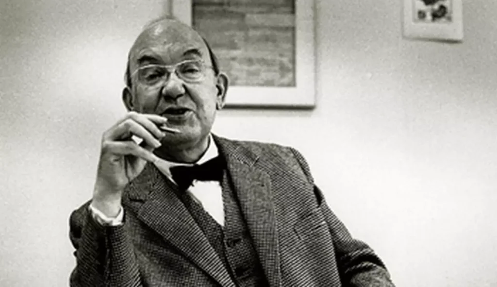 Jan Tschichold, typograf w muszce – zdjęcie z artykułu „Najciekawsi designerzy XX wieku. Kim warto się inspirować?”