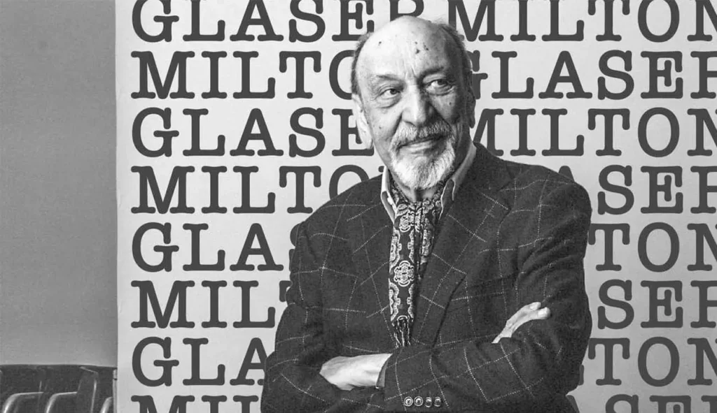 Milton Glaser na tle napisu ze swoim nazwiskiem – artykuł „Najciekawsi designerzy XX wieku. Kim warto się inspirować?”