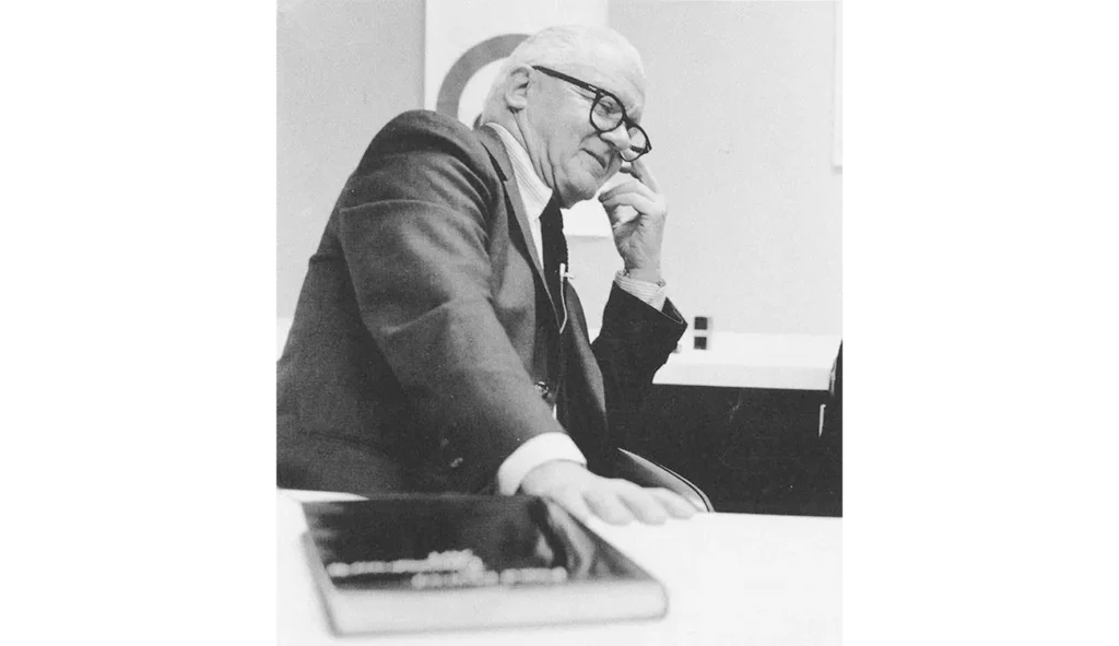 Paul Rand przy biurku – zdjęcie z artykułu „Najciekawsi designerzy XX wieku. Kim warto się inspirować?”