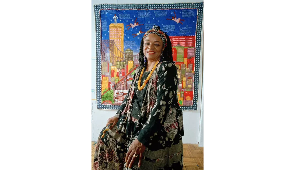 Faith Ringgold (1930–2024), amerykańska artystka i autorka książek dla dzieci, na tle swojej narracyjnej kołdry. Zagraniczne projektantki graficzne XX i XXI wieku. Kogo warto znać?