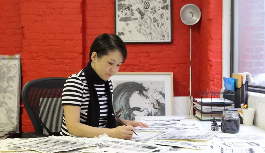 Yuko Shimizu, japońsko-amerykańska projektantka graficzna i ilustratorka XXI wieku, przy pracy w swoim studiu.